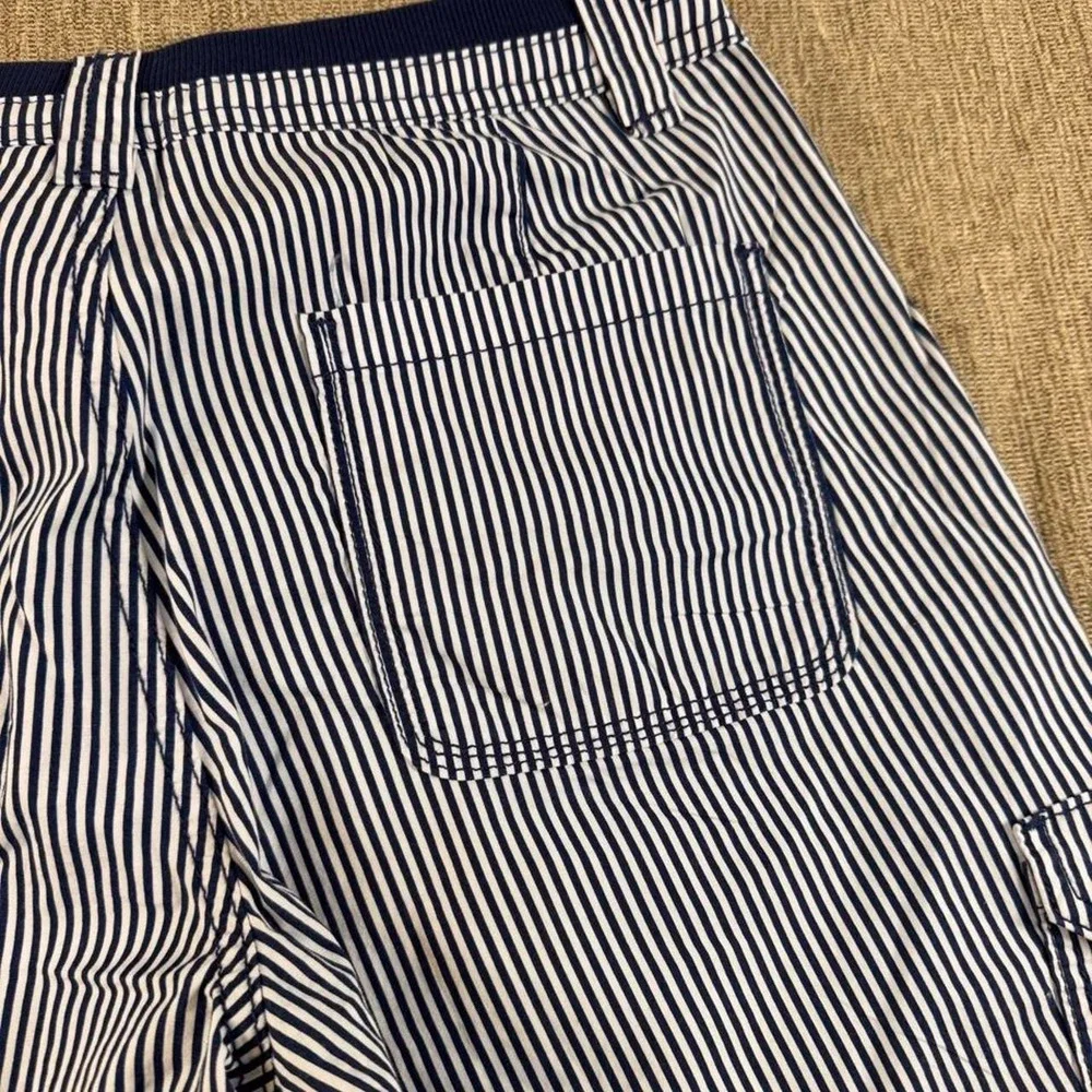 St. John's Bay white and navy vertical striped Bermuda shorts Sz 6P